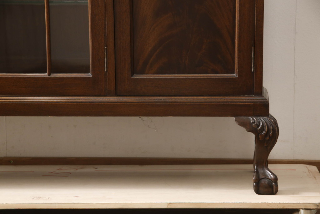イギリスアンティーク　マホガニー材の美しい杢目が目を引く猫脚キャビネット(収納棚、戸棚、サイドボード、サイドキャビネット、飾り棚、英国)(R-066380)