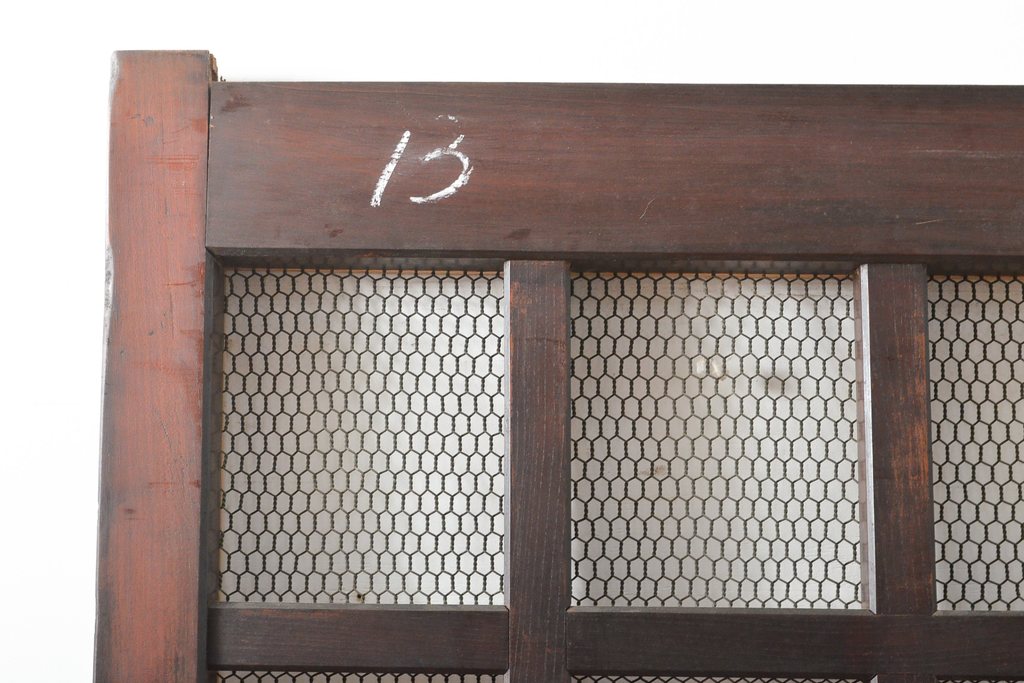アンティーク建具　総欅材　重厚な雰囲気漂う格子蔵戸1枚(反り有り)(きつね格子、狐格子、引き戸、玄関戸、格子戸、マス目、升目)(R-056455)