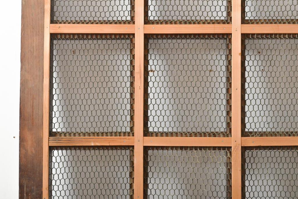 アンティーク建具　総欅材　重厚な雰囲気漂う格子蔵戸1枚(反り有り)(きつね格子、狐格子、引き戸、玄関戸、格子戸、マス目、升目)(R-056455)