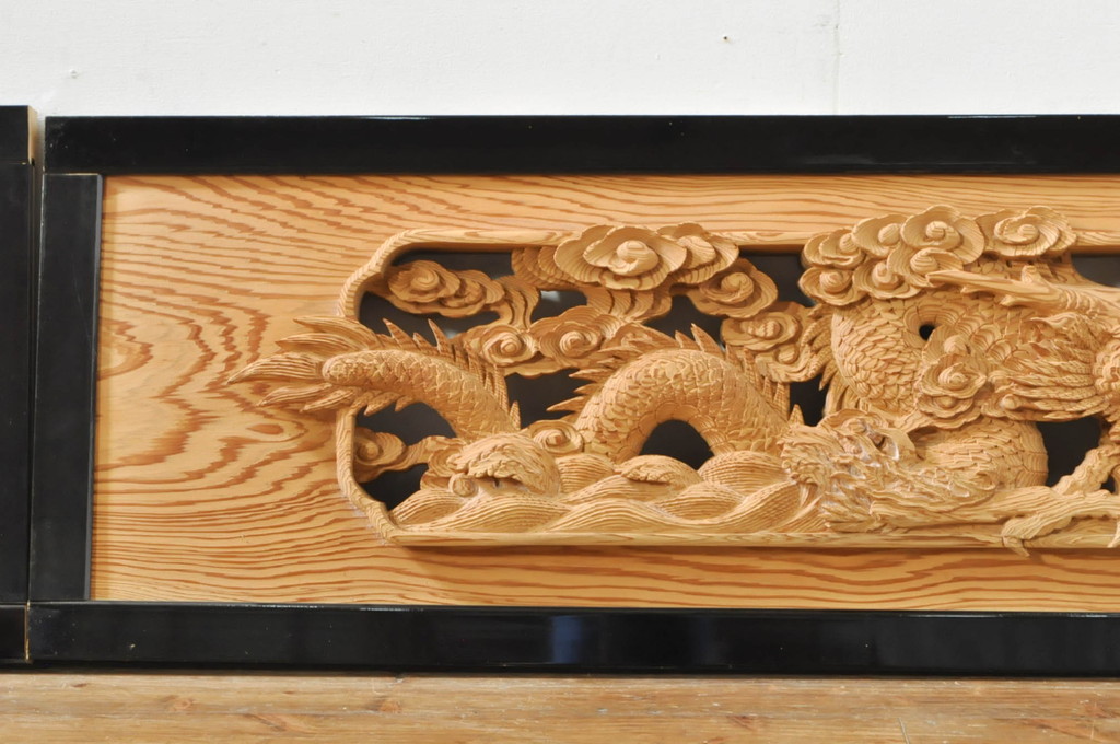 ビンテージ建具　杉(スギ)材　躍動感ある龍(竜)が見事な両面彫刻欄間(明かり取り、明り取り、ヴィンテージ)(R-080973)