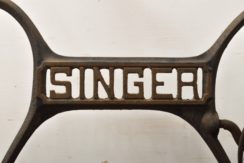 イギリスアンティーク　SINGER(シンガー)社　天板をつけてテーブルにリメイク!ミシンの鉄脚(シンガーミシン、ミシンテーブル、ミシン台)(R-056385)
