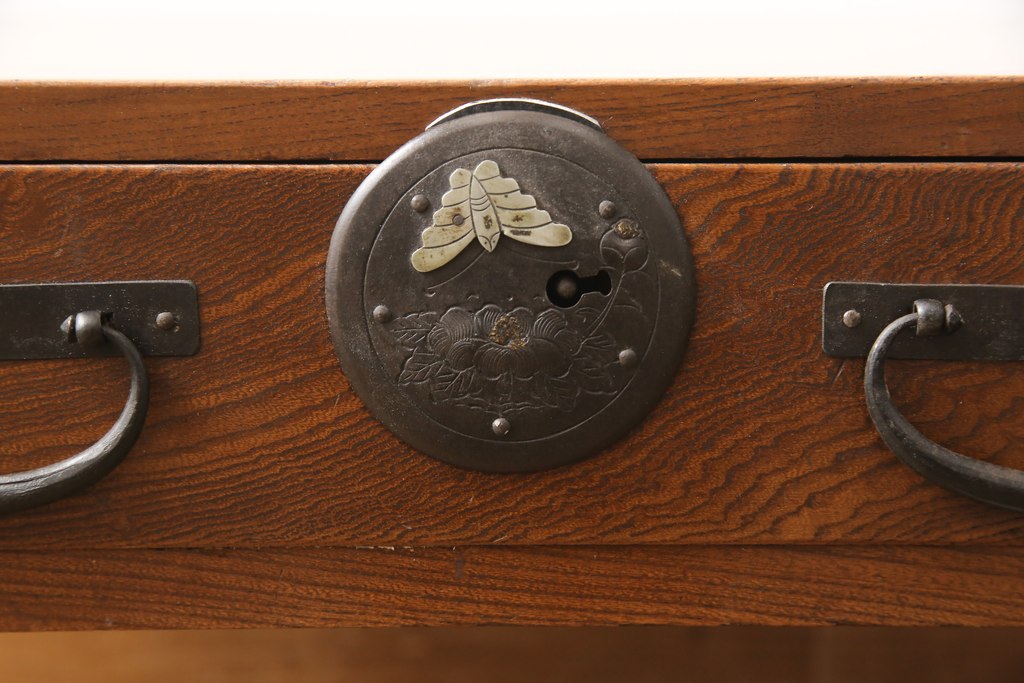 和製アンティーク　二本松産　総ケヤキ材　蝶をあしらった金具がアクセントの文机(座机、ローテーブル)(R-055193)
