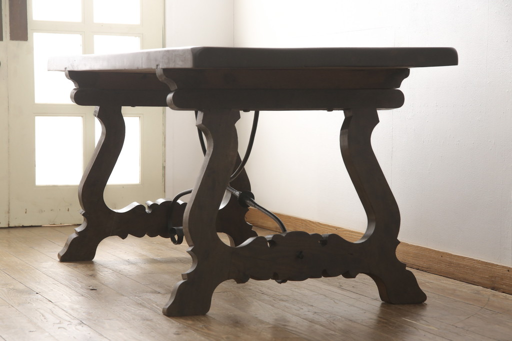 ビンテージ家具　スペイン製　優雅なシルエットが空間のアクセントになるダイニングテーブル(食卓、作業台、2人掛け、4人掛け、6人掛け、ヴィンテージ)(R-054297)