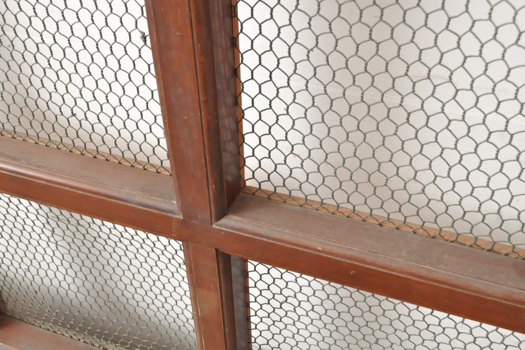 アンティーク建具　ヒノキ材製　大きな格子とレトロな錠前金具が目を引く格子蔵戸1枚(きつね格子、狐格子、引き戸、玄関戸、格子戸、マス目、升目)(R-056520)