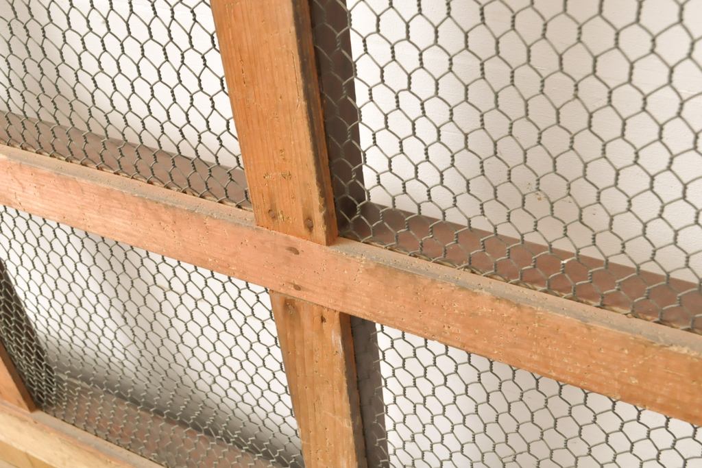 アンティーク建具　ヒノキ材製　大きな格子とレトロな錠前金具が目を引く格子蔵戸1枚(きつね格子、狐格子、引き戸、玄関戸、格子戸、マス目、升目)(R-056520)