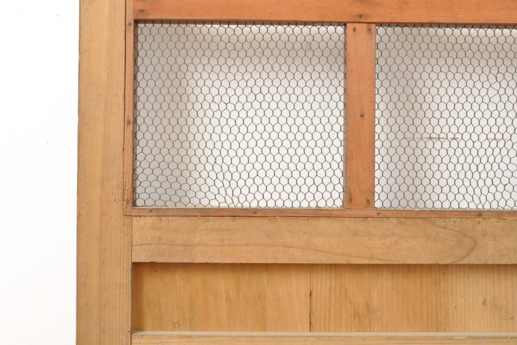 アンティーク建具　ヒノキ材製　大きな格子とレトロな錠前金具が目を引く格子蔵戸1枚(きつね格子、狐格子、引き戸、玄関戸、格子戸、マス目、升目)(R-056520)