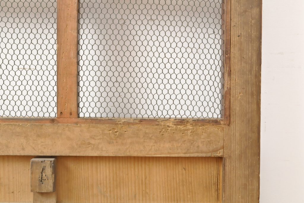 アンティーク建具　ヒノキ材製　大きな格子とレトロな錠前金具が目を引く格子蔵戸1枚(きつね格子、狐格子、引き戸、玄関戸、格子戸、マス目、升目)(R-056520)