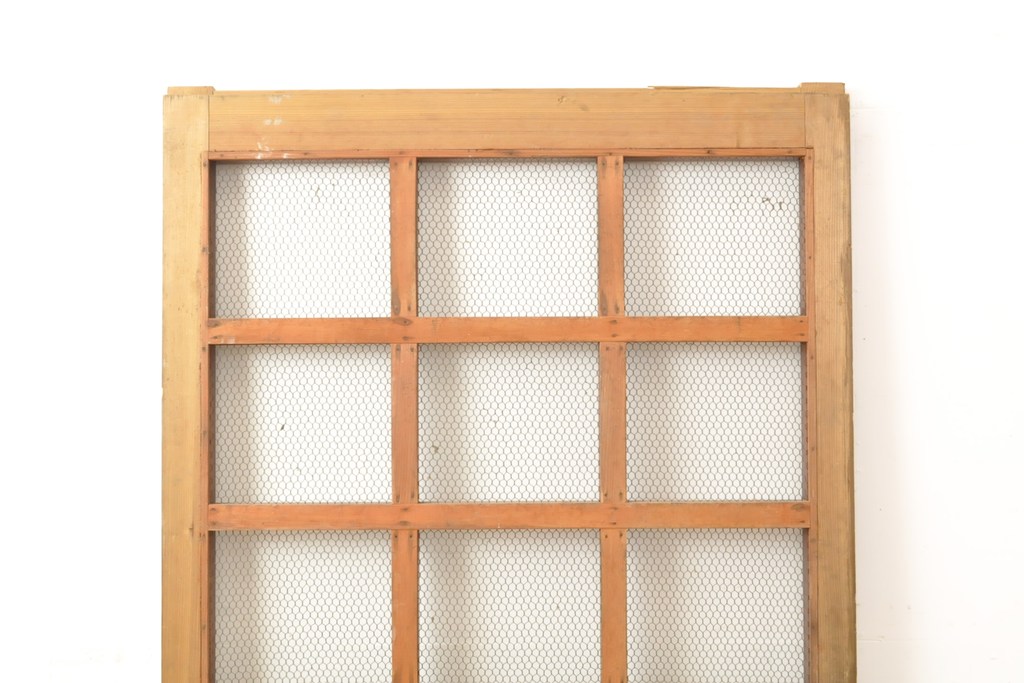アンティーク建具　ヒノキ材製　大きな格子とレトロな錠前金具が目を引く格子蔵戸1枚(きつね格子、狐格子、引き戸、玄関戸、格子戸、マス目、升目)(R-056520)