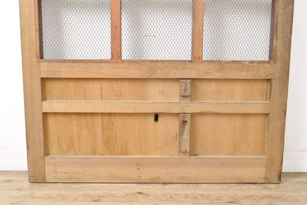 アンティーク建具　ヒノキ材製　大きな格子とレトロな錠前金具が目を引く格子蔵戸1枚(きつね格子、狐格子、引き戸、玄関戸、格子戸、マス目、升目)(R-056520)