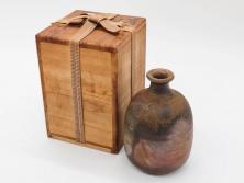 人間国宝　伊勢崎淳　備前焼　素朴で温かみを感じる徳利(とっくり、酒器、一輪挿し、花瓶、花器、花生、花入、和食器、裏印、共箱付き)(R-080396)