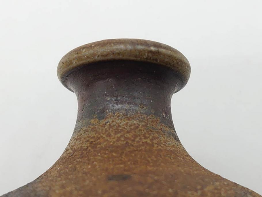 人間国宝　伊勢崎淳　備前焼　素朴で温かみを感じる徳利(とっくり、酒器、一輪挿し、花瓶、花器、花生、花入、和食器、裏印、共箱付き)(R-080396)