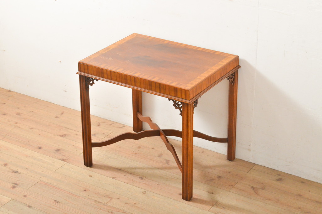 中古　美品　高級品　ヒッコリーチェア社(HICKORY CHAIR)　上品な飾りが付いたサイドテーブル(センターテーブル、ローテーブル)(R-056453)