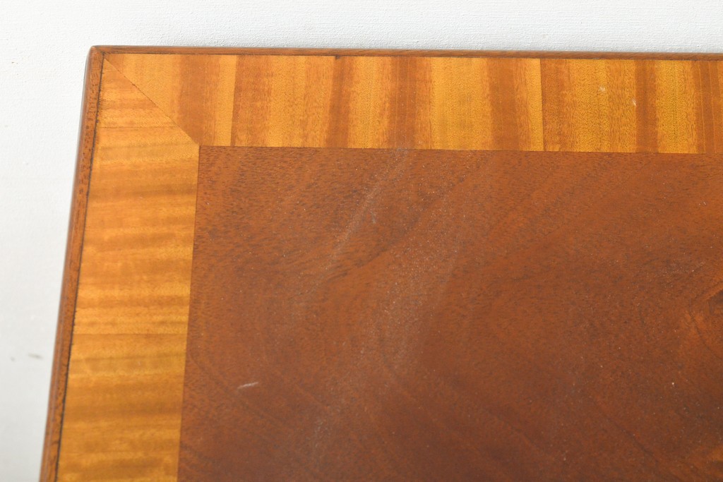 中古　美品　高級品　ヒッコリーチェア社(HICKORY CHAIR)　上品な飾りが付いたサイドテーブル(センターテーブル、ローテーブル)(R-056453)