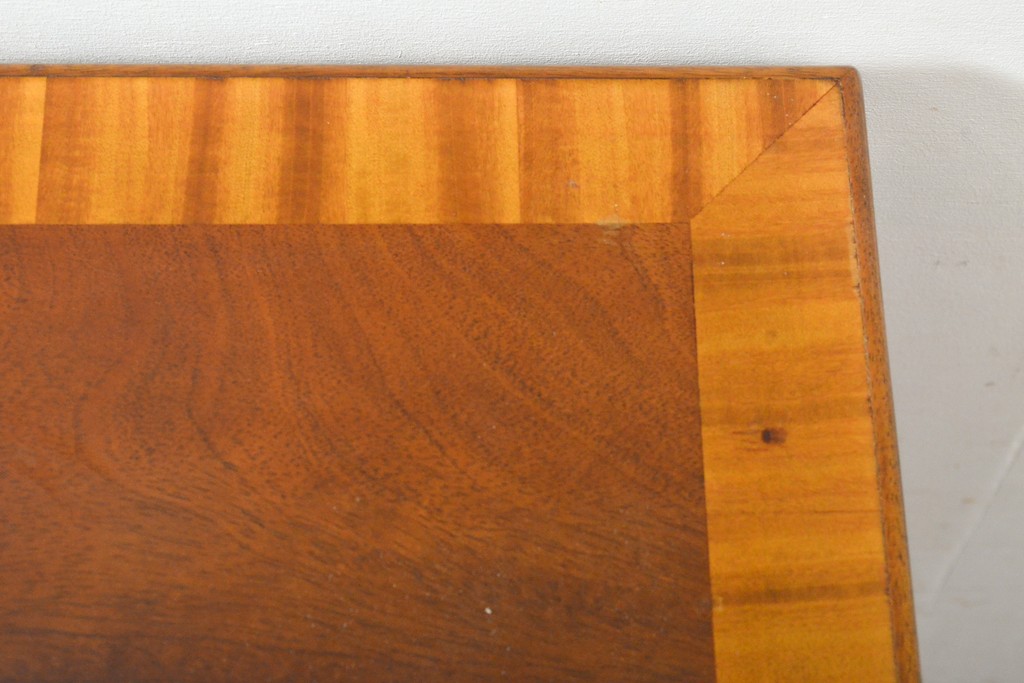 中古　美品　高級品　ヒッコリーチェア社(HICKORY CHAIR)　上品な飾りが付いたサイドテーブル(センターテーブル、ローテーブル)(R-056453)