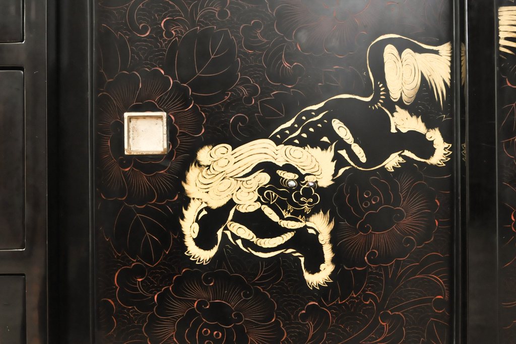 民芸家具　漆塗り　味わい深い牡丹と獅子が描かれた飾り棚(茶棚、収納棚、サイドキャビネット)(R-056483)