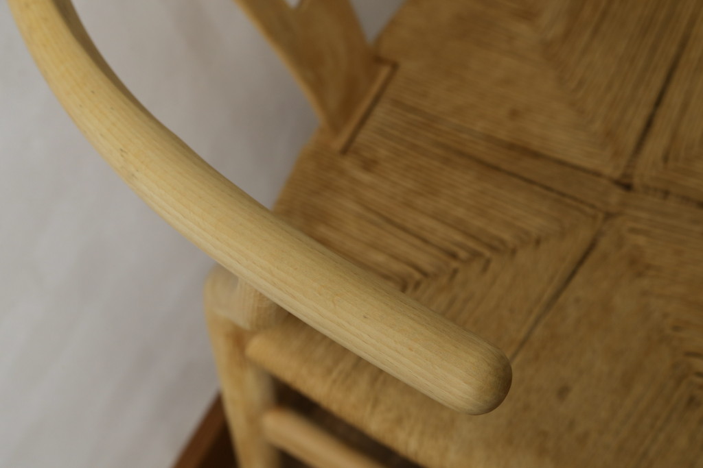中古　北欧家具　老舗家具メーカー CARL HANSEN & SON(カール・ハンセン&サン)　ハンス J. ウェグナー(HANS J. WEGNER)デザイン　CH24　特徴的なラインを描く美しいフォルムのYチェア(ワイチェア、ダイニングチェア、アームチェア、イス、椅子)(R-078925)