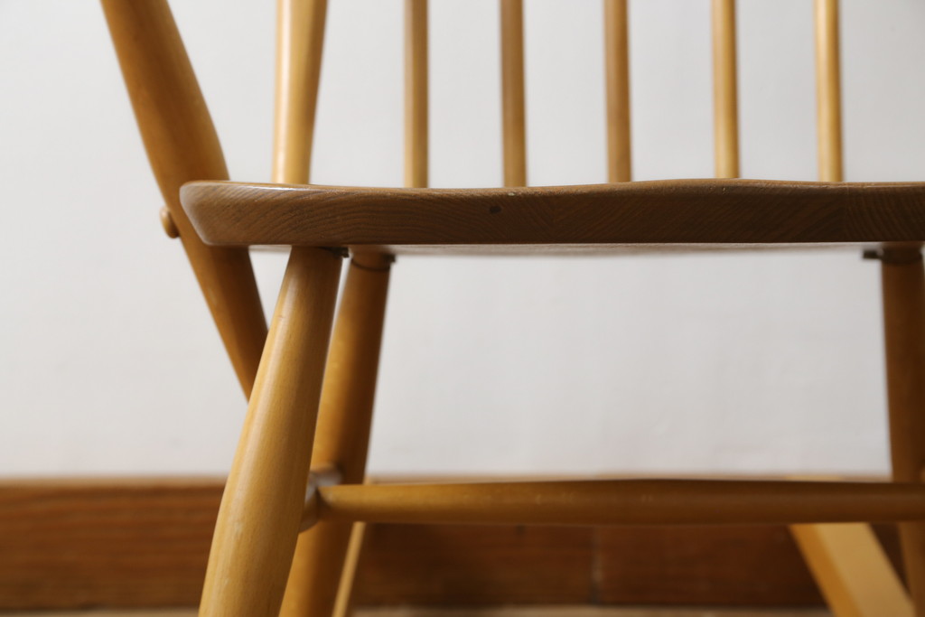 イギリスビンテージ　美品!!　ERCOL(アーコール)　木の温もり溢れるクエーカーロッキングチェア(アームチェア、板座チェア、ヴィンテージ、英国)(R-067113)