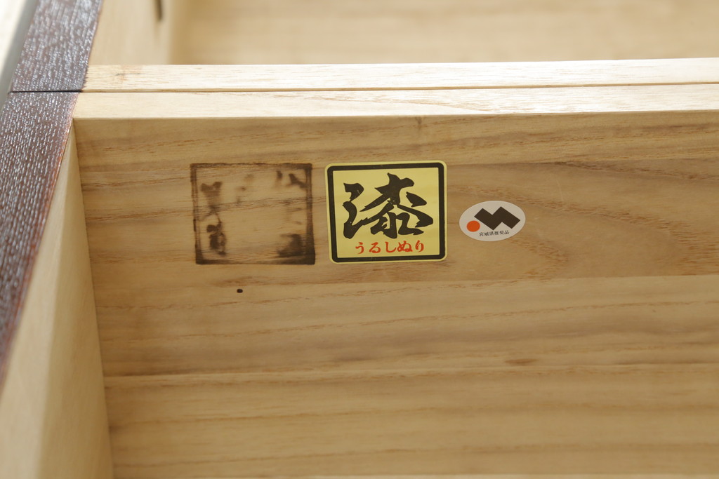 中古　美品　欅産業　漆塗り　立派な金具と品のある佇まいが美しい仙台箪笥(着物箪笥、整理箪笥、衣装箪笥、重ね箪笥、引き出し)(定価約80万円)(R-073174)