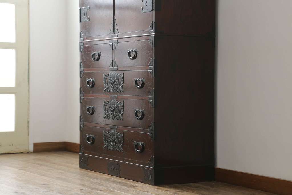 中古　美品　欅産業　漆塗り　立派な金具と品のある佇まいが美しい仙台箪笥(着物箪笥、整理箪笥、衣装箪笥、重ね箪笥、引き出し)(定価約80万円)(R-073174)