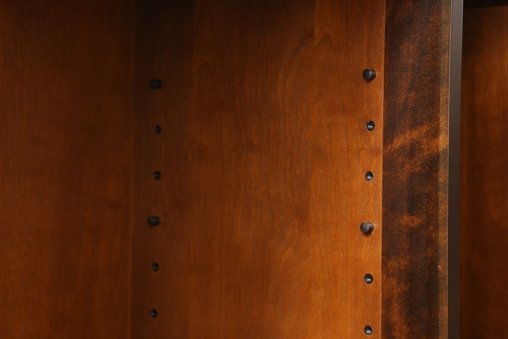 中古　北海道民芸家具　OM175　シックなデザインの脚付き玄関棚(サイドボード、下駄箱、戸棚)(定価約33万円)(R-060028)