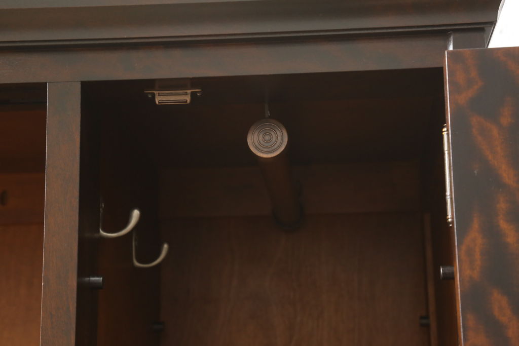 中古　北海道民芸家具　OM175　シックなデザインの脚付き玄関棚(サイドボード、下駄箱、戸棚)(定価約33万円)(R-060028)