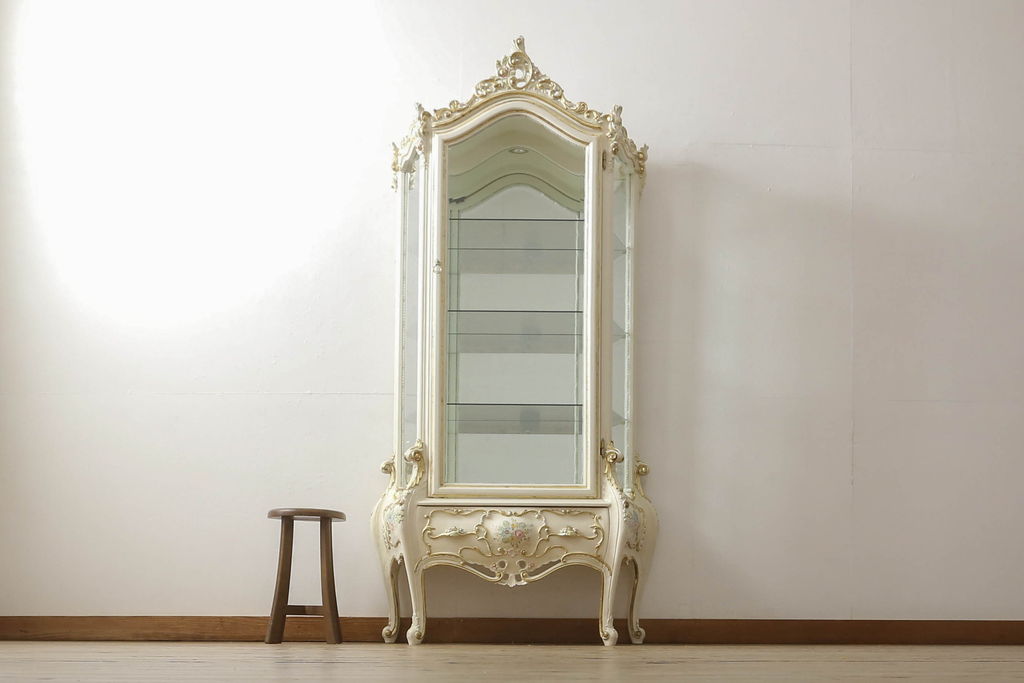 中古　イタリア高級家具　ロココ調　エレガントな佇まいが美しいキャビネット(ガラスケース、ショーケース、飾り棚)(R-057768)
