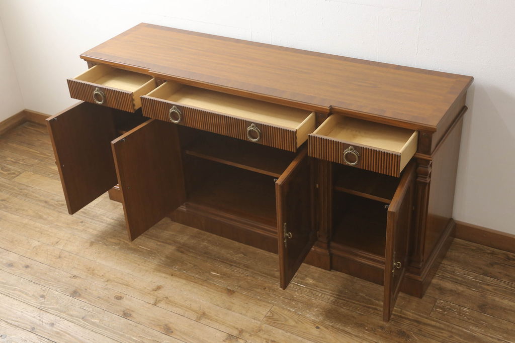 中古　美品　DREXEL HERITAGE(ドレクセルヘリテイジ)　Cameo Classics(キャメオクラシックス)　エレガントな佇まいが魅力的なクリデンザ(クレデンザ、サイドボード、収納棚、サイドキャビネット、戸棚)(定価約115万円)(R-060440)
