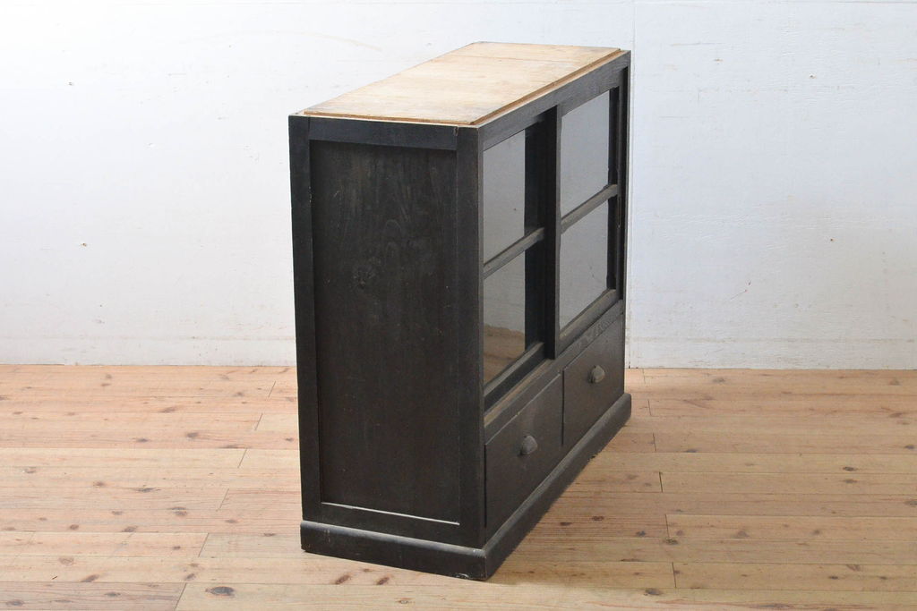 和製アンティーク　黒塗り　ゆらゆらガラスが昭和レトロな雰囲気を醸し出す収納棚(戸棚、食器棚、カップボード、キャビネット)(R-060406)