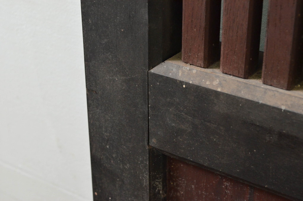 アンティーク建具　2トーンカラーが良いね　時代の流れを感じさせる格子蔵戸1枚(引き戸、玄関戸、格子戸)(R-079875)
