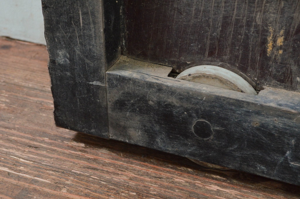 アンティーク建具　2トーンカラーが良いね　時代の流れを感じさせる格子蔵戸1枚(引き戸、玄関戸、格子戸)(R-079875)