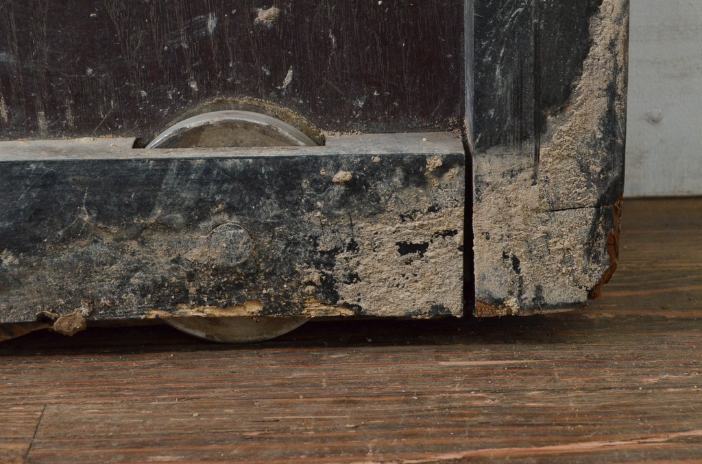 アンティーク建具　2トーンカラーが良いね　時代の流れを感じさせる格子蔵戸1枚(引き戸、玄関戸、格子戸)(R-079875)