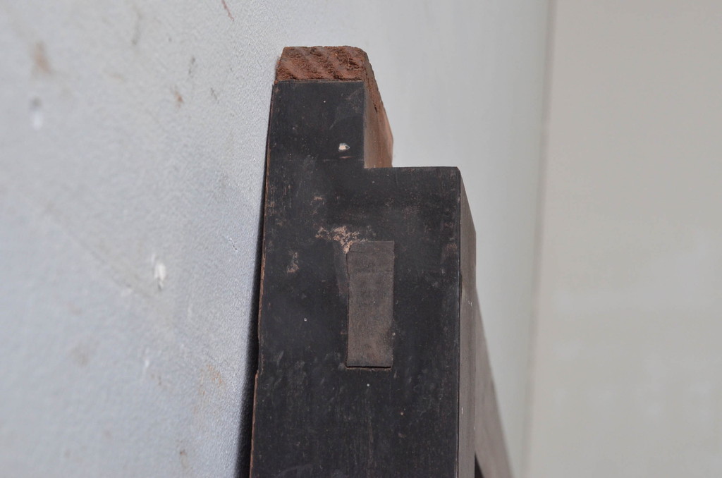 アンティーク建具　2トーンカラーが良いね　時代の流れを感じさせる格子蔵戸1枚(引き戸、玄関戸、格子戸)(R-079875)