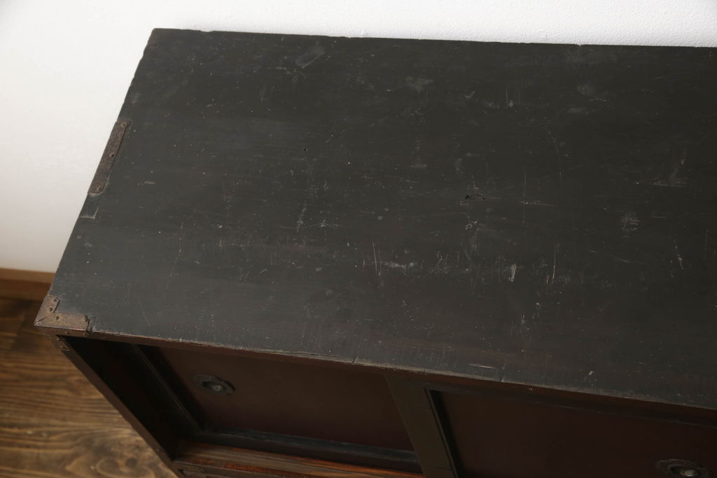 【セミオーダー家具実例】明治大正期の箪笥に高品質リペアを施しました。金具は着色ぜずにクリーニングのみで使用し、本体の着色はせずなるべく現状の風合いを残しながらお仕上げしました。(和箪笥、収納タンス、ローボード、ローチェスト、テレビボード、テレビ台、引き出し、リビングボード)