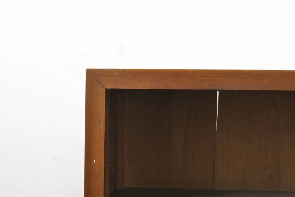 和製アンティーク　シンプルなデザインがお部屋に取り入れやすい飾り棚(サイドボード、サイドキャビネット、陳列棚、店舗什器)(R-060371)