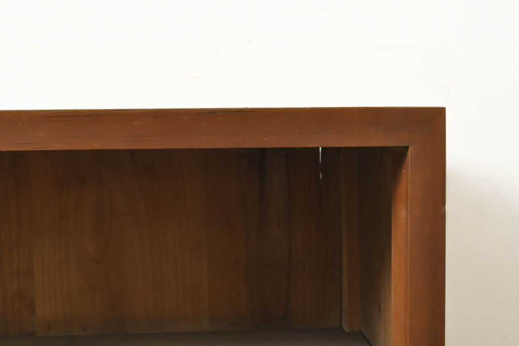 和製アンティーク　シンプルなデザインがお部屋に取り入れやすい飾り棚(サイドボード、サイドキャビネット、陳列棚、店舗什器)(R-060371)
