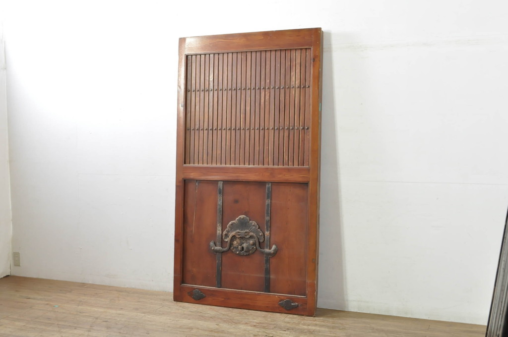 アンティーク建具　欅(ケヤキ)材・檜(ヒノキ)材　巾着をモチーフにした金具が目を引く格子蔵戸1枚(玄関戸、格子戸、引き戸)(R-080189)