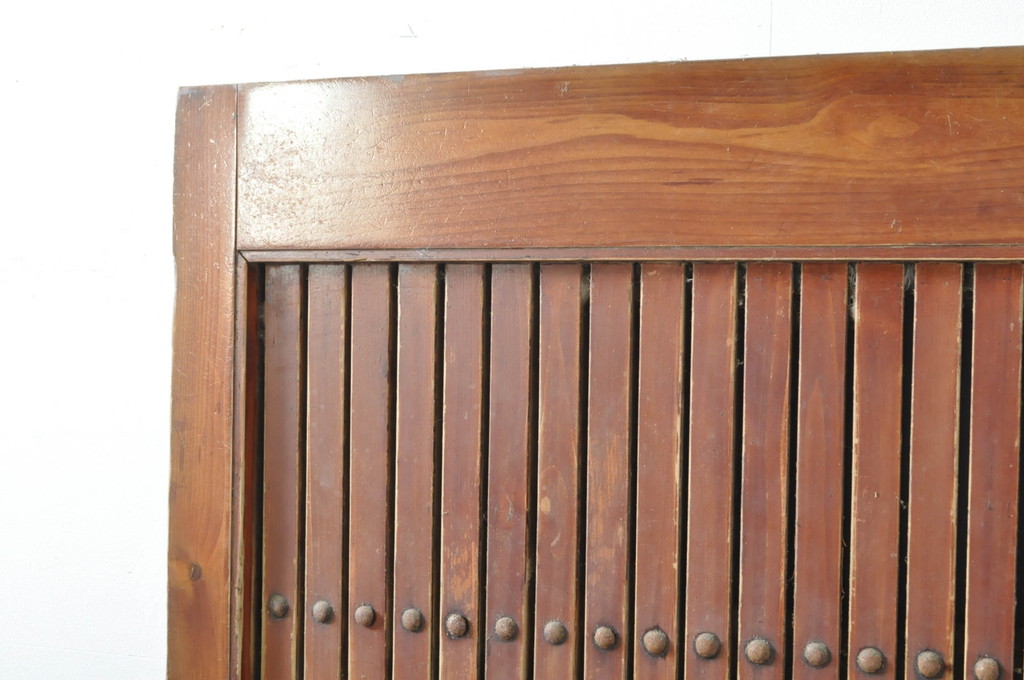 アンティーク建具　欅(ケヤキ)材・檜(ヒノキ)材　巾着をモチーフにした金具が目を引く格子蔵戸1枚(玄関戸、格子戸、引き戸)(R-080189)