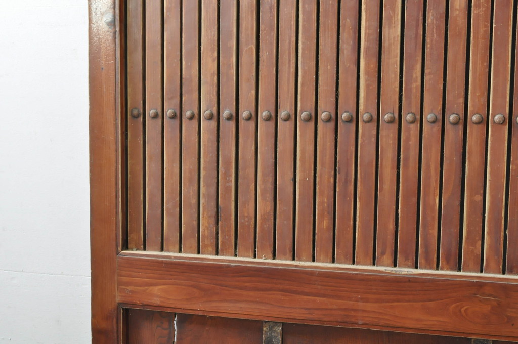 アンティーク建具　欅(ケヤキ)材・檜(ヒノキ)材　巾着をモチーフにした金具が目を引く格子蔵戸1枚(玄関戸、格子戸、引き戸)(R-080189)