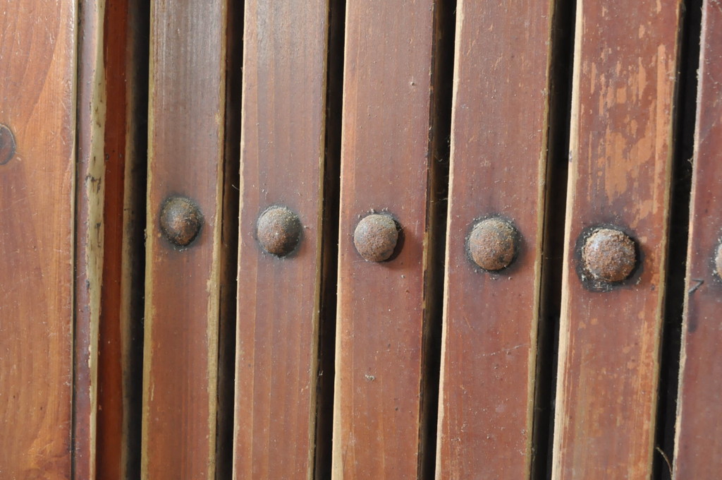 アンティーク建具　欅(ケヤキ)材・檜(ヒノキ)材　巾着をモチーフにした金具が目を引く格子蔵戸1枚(玄関戸、格子戸、引き戸)(R-080189)