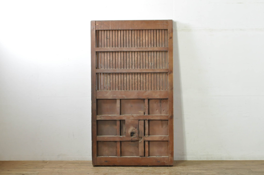 アンティーク建具　欅(ケヤキ)材・檜(ヒノキ)材　巾着をモチーフにした金具が目を引く格子蔵戸1枚(玄関戸、格子戸、引き戸)(R-080189)