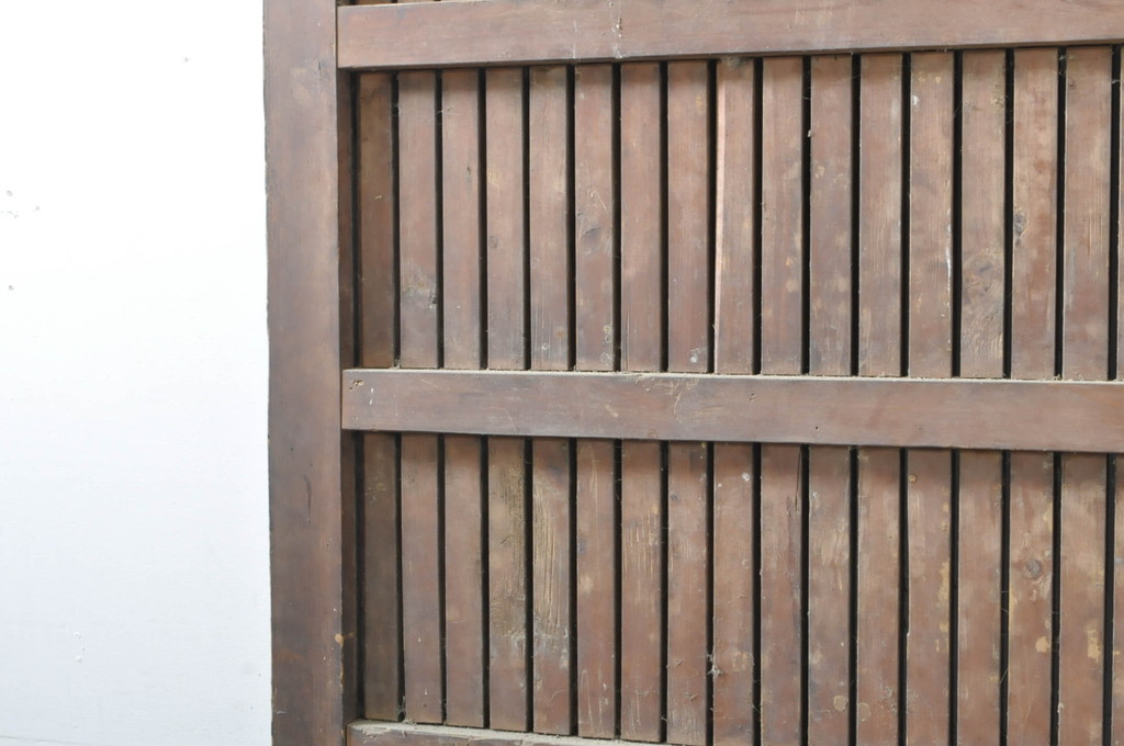 アンティーク建具　欅(ケヤキ)材・檜(ヒノキ)材　巾着をモチーフにした金具が目を引く格子蔵戸1枚(玄関戸、格子戸、引き戸)(R-080189)