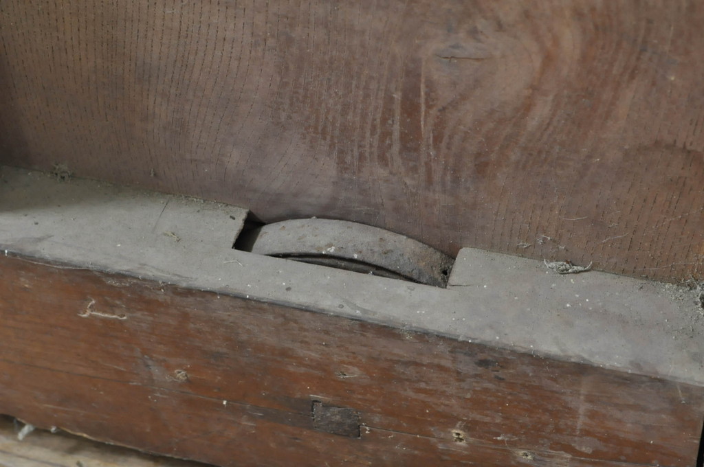 アンティーク建具　欅(ケヤキ)材・檜(ヒノキ)材　巾着をモチーフにした金具が目を引く格子蔵戸1枚(玄関戸、格子戸、引き戸)(R-080189)