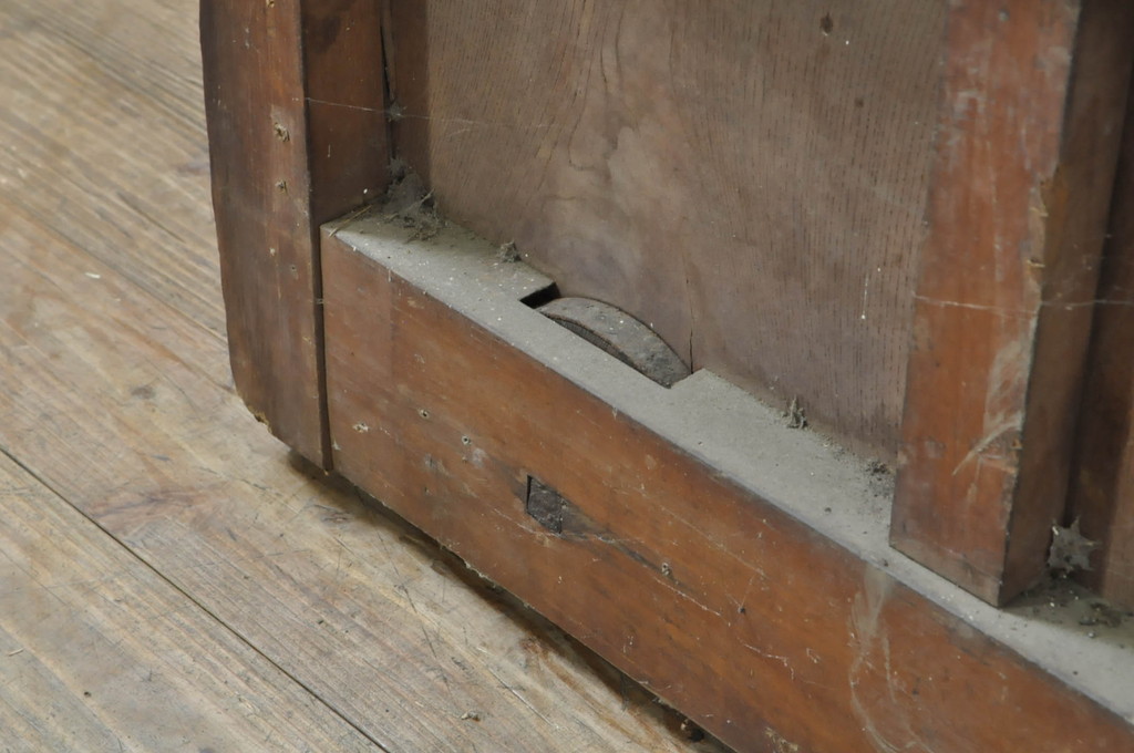 アンティーク建具　欅(ケヤキ)材・檜(ヒノキ)材　巾着をモチーフにした金具が目を引く格子蔵戸1枚(玄関戸、格子戸、引き戸)(R-080189)