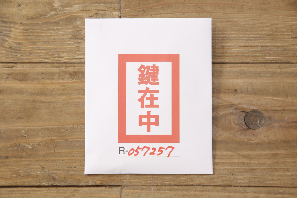 【セミオーダー家具実例】Rガラス卓上ショーケースを脚付きショーケースにリメイクしました。ショーケース内の淡いブルー色の生地はそのまま活かし、ご希望に合わせて引き出しとろくろ脚を取り付け、当店商品を参考にオーク系に着色して仕上げました。(ガラスケース、コレクションケース、飾り棚、店舗什器)