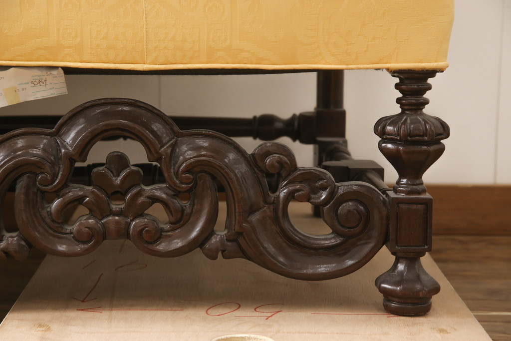 中古　美品　DREXEL HERITAGE(ドレクセルヘリテイジ)　希少モデル!彫刻入り2.5人掛けソファ(3人掛けソファ)(R-056332)