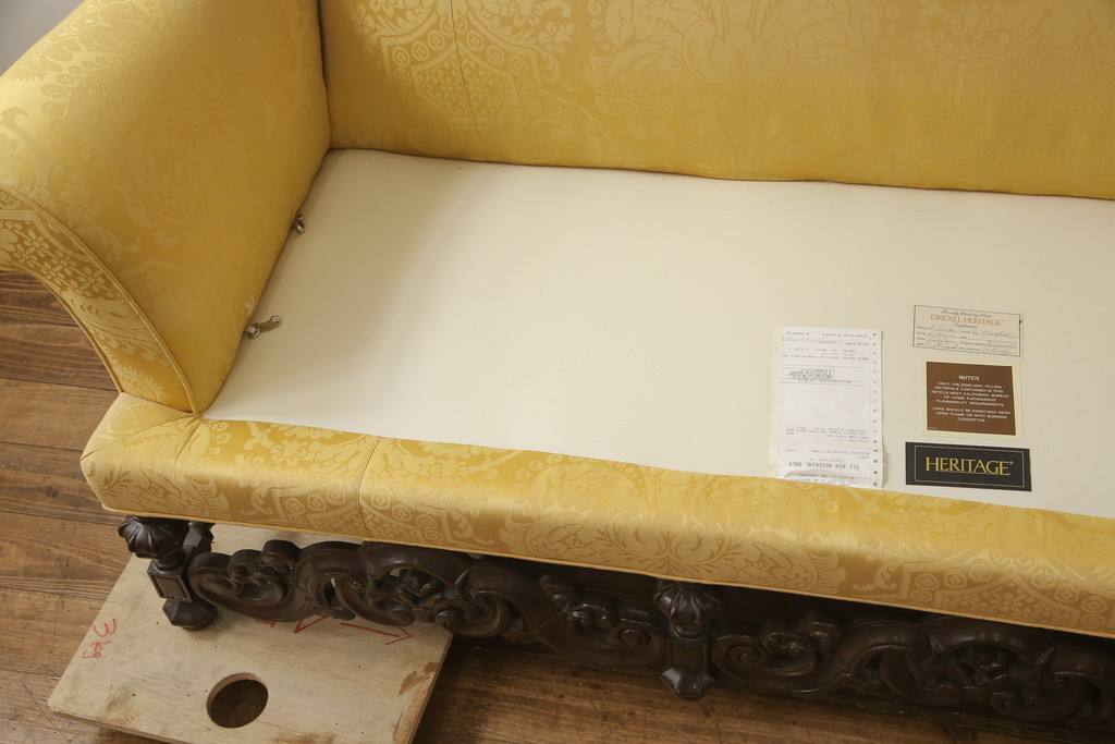 中古　美品　DREXEL HERITAGE(ドレクセルヘリテイジ)　希少モデル!彫刻入り2.5人掛けソファ(3人掛けソファ)(R-056332)