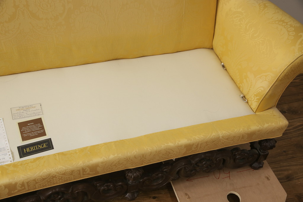 中古　美品　DREXEL HERITAGE(ドレクセルヘリテイジ)　希少モデル!彫刻入り2.5人掛けソファ(3人掛けソファ)(R-056332)