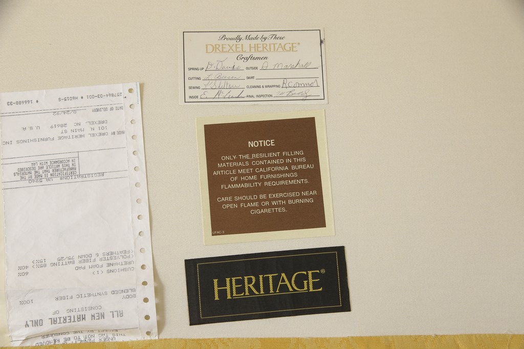 中古　美品　DREXEL HERITAGE(ドレクセルヘリテイジ)　希少モデル!彫刻入り2.5人掛けソファ(3人掛けソファ)(R-056332)