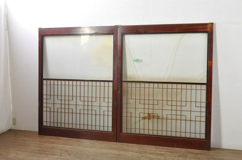 アンティーク建具　上手物!!　高級品　欅(ケヤキ)材　古い大邸宅で使われていた漆塗りの大きなガラス戸2枚セット(引き戸)(R-080199)