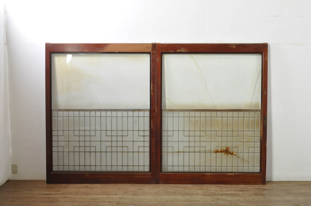 アンティーク建具　上手物!!　高級品　欅(ケヤキ)材　古い大邸宅で使われていた漆塗りの大きなガラス戸2枚セット(引き戸)(R-080199)